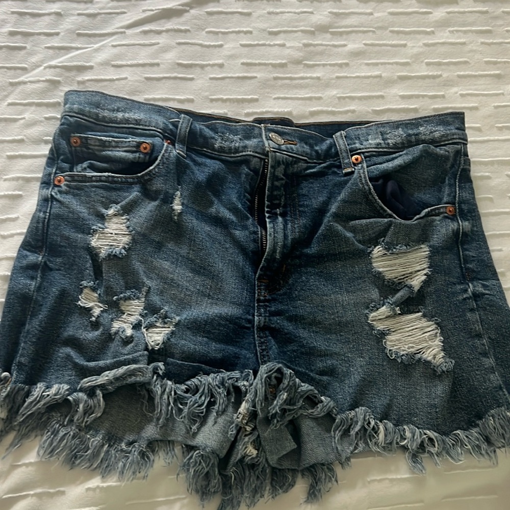 Gap 3” inseam short. With rips and frayed edges. Size 32 tall